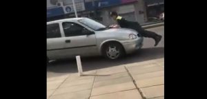 Video: Lo pararon en un control y arrastró 200 metros al policía de tránsito