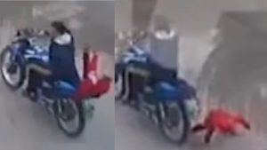 Video: Nena circulaba sin casco en una moto, se cae y su madre ni se inmuta