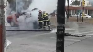 Un auto se prendió fuego mientras estaba parado en un semáforo