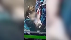 Video: Escrachan a una mamá golpeando a su hija