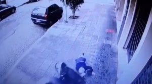Indignante: Motochorros golpearon y tiraron al piso a una abuela para robarle la jubilación