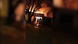 Imágenes dramáticas: Tres heridos tras un incendio en la Sexta Sección