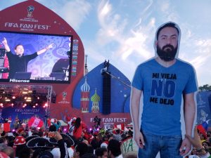 Rusia 2018: Su esposa no lo dejó ir al Mundial y sus amigos se pasean con una gigantografía suya