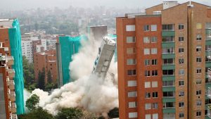 Impactante video: Así cae una torre de 18 pisos tras ser implosionada