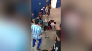 Video: Hinchas argentinos golpean a croatas tras la derrota