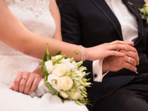 Padre e hijo fingieron su muerte para estafar a una pareja durante su boda