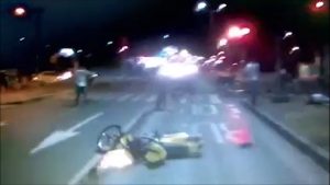 Video impactante: Un taxi choca contra una moto que vuela por el aire