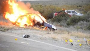 Madre arrojó a una beba del auto antes de que se incendiara para salvarle la vida