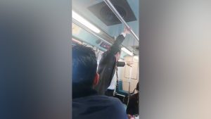 Video: Le hizo exorcismo a una mujer que enloqueció en el subte