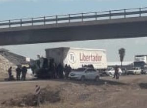 Mendoza: Insólito accidente entre 2 camiones en Ruta 7