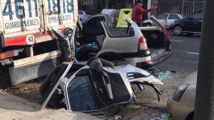 Impactante accidente entre un camión y un auto