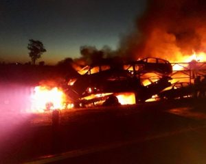 Video: Se incendió un camión cargado con autos en la Ruta 7