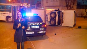 Espectacular accidente: una furgoneta volcó frente al Le Parc