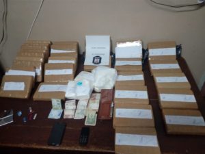Se pusieron nerviosos en control policial y les encontraron el asiento lleno de drogas
