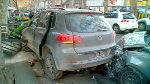 Espectacular choque frente a la Plaza Independencia casi termina en tragedia