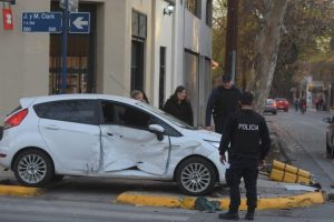 Ciudad: Violento choque derrumbó un semáforo