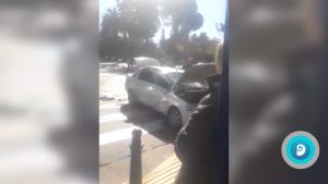 Video: un micro destrozó un auto que se le cruzó de frente en Godoy Cruz