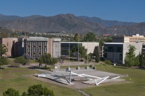 Alumnos bloquean el ingreso a la UNCuyo para protestar por el ajuste