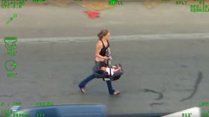 Video: una mujer con su bebé huye de la Policía a toda velocidad