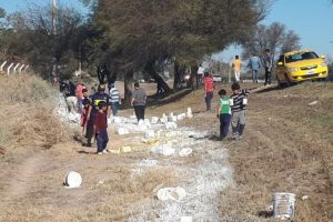 San Juan: Un camión desbarrancó y los vecinos se llevaron pintura