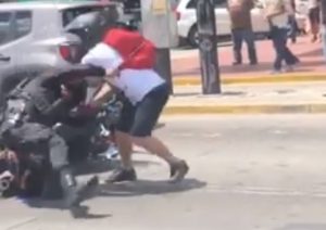 Video: Tremenda pelea entre un motociclista y un policía