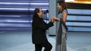 Le pidió casamiento a su novia cuando subió a recibir el premio Emmy