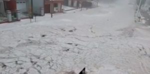 Video: Tremenda tormenta de granizo formó un río de hielo