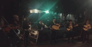 Le llevó una serenata a su esposa y el mariachi era su amante