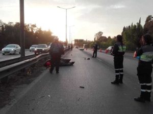 Acceso Este: jóven perdió el control de su moto y chocó contra un poste