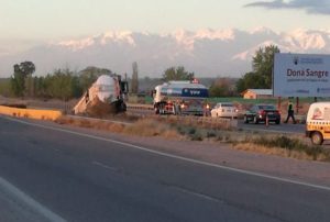 Acceso Sur: Un camión volcó y cayó por un barranco