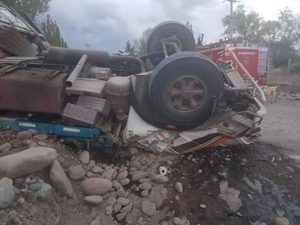 Impresionante vuelco de un camión terminó con un muerto