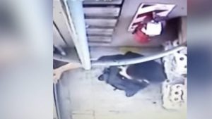 Video: Así robó un policía en un supermercado de Maipú