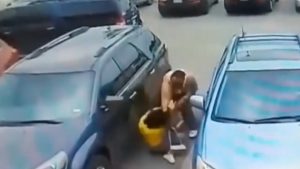 Video: Brutal golpiza de un hombre a mujeres por el estacionamiento