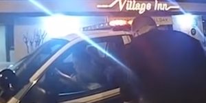 Video: Mujer esposada se roba un patrullero delante de los policías