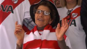 Es mendocina, tiene 81 y vecinos le cumplen su sueño ir a la cancha de River