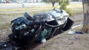 Volcó un auto con 5 jóvenes frente al Shopping