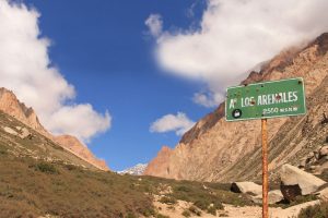 Murió una pareja al caer de un cerro