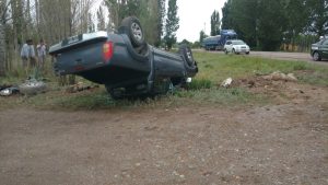 Ruta 40: Un hombre volcó en su camioneta y está internado