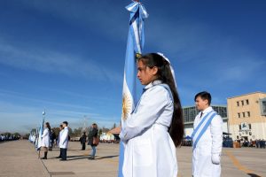 Alumnos desaprobados podrán ser abanderados