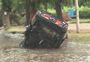 Luján de Cuyo: Cedió el terreno por colapso de cloacas y se "tragó" un auto