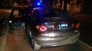 Se robaron un auto y los detuvieron por pelear con un taxista