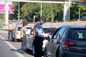 Mendoza: conducía ebrio, lo multaron y golpeó a 2 policías mujeres