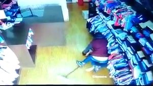 Video: Brutal ataque de un ex a una joven en su trabajo