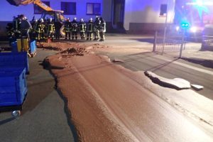 Increíble: Una calle quedó bañada en chocolate