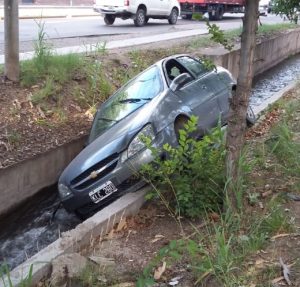 Puente Olive: Por esquivar a un micro terminó dentro del canal