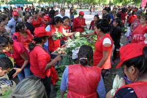 Crisis: Vendieron verduras y frutas a $10 en la Plaza Independencia