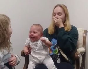 Video: la hermosa reacción de un bebé sordo al escuchar por primera vez