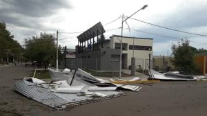 La Paz: la fuerte tormenta voló techos y tumbó árboles