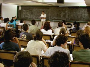 Educación: podría adelantarse el comienzo de clases del año próximo