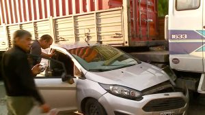 Chocaron un auto y un camión frente a una estación de servicio